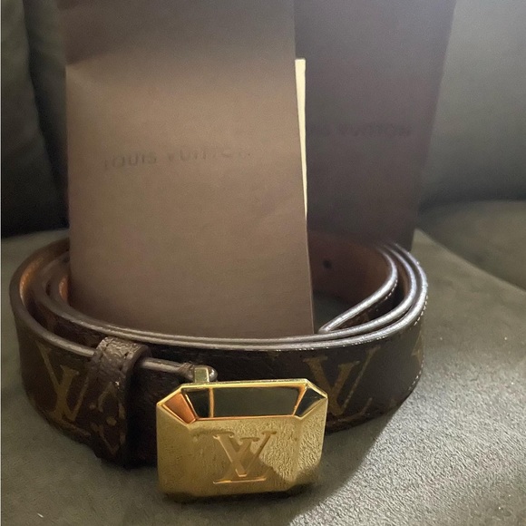 Louis Vuitton women’s belt size 30, no scuffs , no marks great condition - Picture 3 of 4